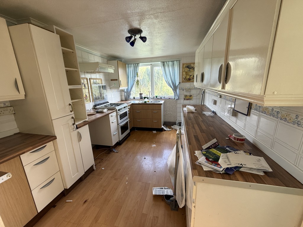 Lot: 109 - DETACHED COTTAGE IN VILLAGE LOCATION FOR UPDATING - Kitchen